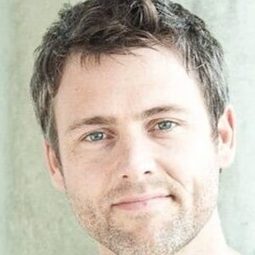 Clint Carleton - 特務愛很大演員 飾演Jonas