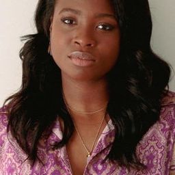 蘿拉·延加 - 勇抱大地演員 飾演Shoe Store Girl