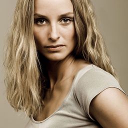 Lara-Joy Körner 飾演 Carrie