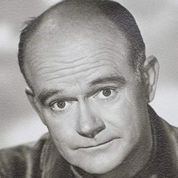 Bob Sweeney 飾演 Insurance Company Agent (uncredited)