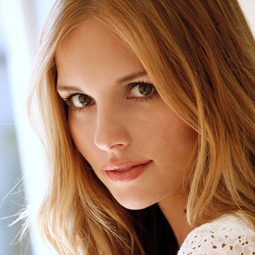 莎賓娜·艾德瑞吉 - 亡我愚人節演員 飾演Milan Hastings