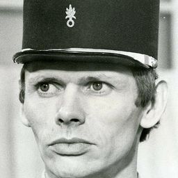 Antoine Saint-John 飾演 (credit only)