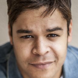 Reamonn Joshee 飾演 Henry Robbins