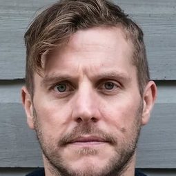 Peter Coonan 飾演 Frankie