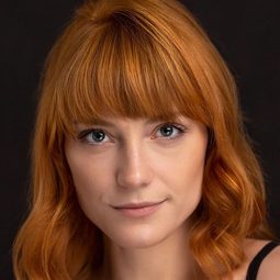 Destiny Millns 飾演 Jo