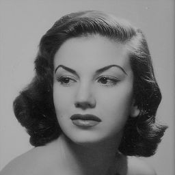 Ana Luisa Peluffo 飾演 Woman on the Street (Spanish-language version only)