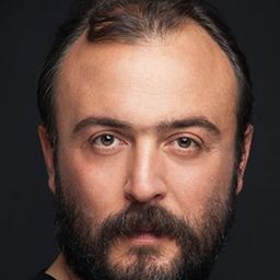 Deniz Hamzaoğlu 飾演 Kahraman Kurt