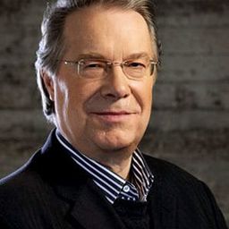 Matthias Hölle 飾演 Comtur