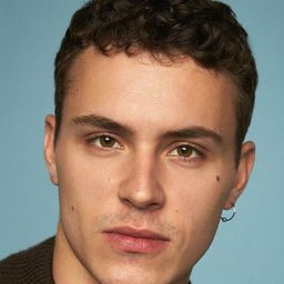 艾朗·皮坡 飾演 Jon