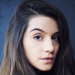 Olivia Popica - Glasgow Girls演員 飾演Agnesa