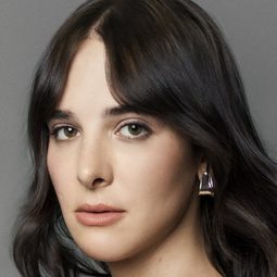 哈莉·尼夫 飾演 Barbie