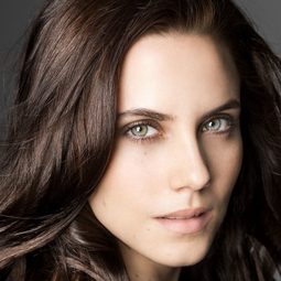 歐拉·嘉利多 飾演 Eva