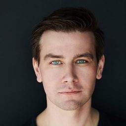 托倫斯·庫姆斯 - 絕命嶺演員 飾演Chance