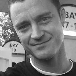 Colin McKay 飾演 General Bonniville