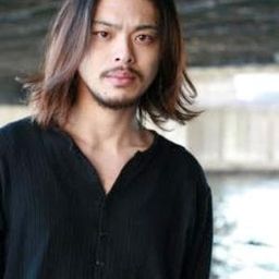 Meguru Katô 飾演 Tetsuya Yoshiike