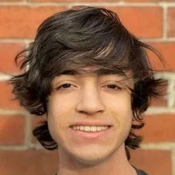 Noah Manzoor 飾演 Mikey