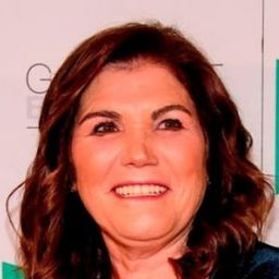 Dolores Aveiro 飾演 Self