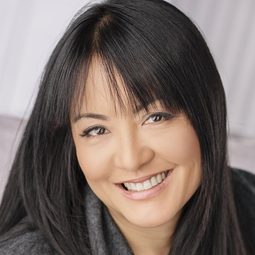 Aieisha Li 飾演 Young Girl