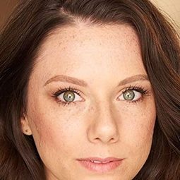 Tennile Marie Goosic 飾演 Texting Co-Worker