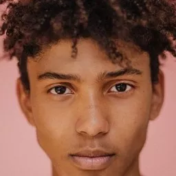 Leander Lesotho 飾演 Basti