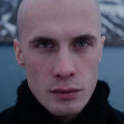 Mateusz Nędza 飾演 'Krater'