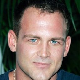 泰·歐森 飾演 Red Donkey