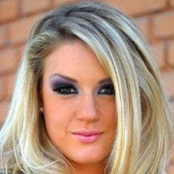 Leslie Shaw 飾演 Eve