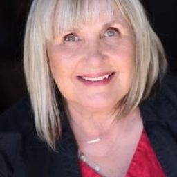 Julie Ariola 飾演 Aunt Rosie