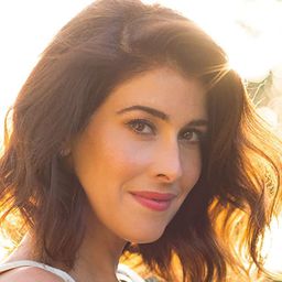 Krizia Bajos 飾演 Jackie / Bety (voice)