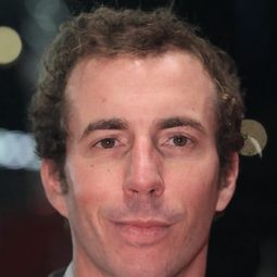 埃斯特班·比利亞爾迪 - 同盜淪落人演員 飾演Román