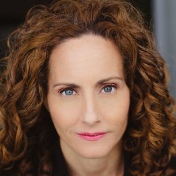 Meredith McGeachie 飾演 Robin