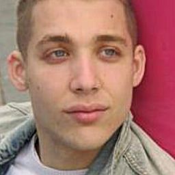 Benjamin Boutboul 飾演 Hooded Veteran