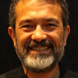 Hasan Şahintürk 飾演 Nuri