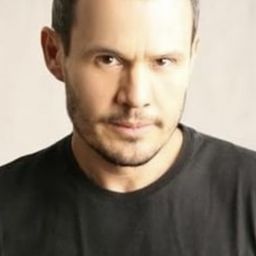 Edmilson Barros 飾演 Seu Moreira