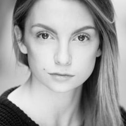 Rosie Taylor-Ritson 飾演 Celia Gray