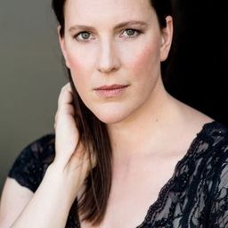 Anne Weinknecht 飾演 Manuela