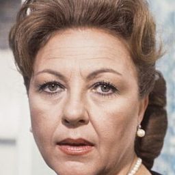 Queta Claver 飾演 Angelita