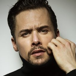 羅傑·貝魯佐 - 餘愛裊裊演員 飾演Julián