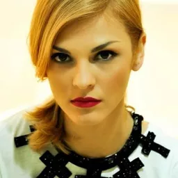 瑪達琳娜·安尼亞 飾演 Lacy Love