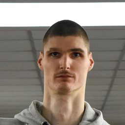 Robert Bobroczkyi 飾演 Offspring