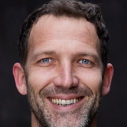 Tomas Spencer - Upstairs演員 飾演Charlie Stearn