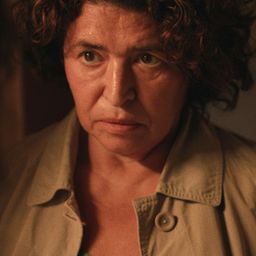 Eleni Karagiorgi - 邊境風暴演員 飾演Woman in Park