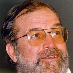 István Bujtor 飾演 Dukay