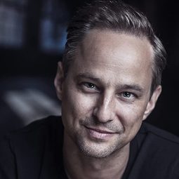 Courtenay J. Stevens - 隱形之人演員 飾演Arthur