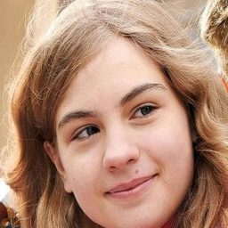 Leni Deschner 飾演 Martina