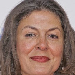 Marisol Membrillo 飾演 Águeda