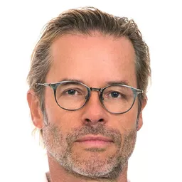 佳·皮雅斯 飾演 Vincent Serra
