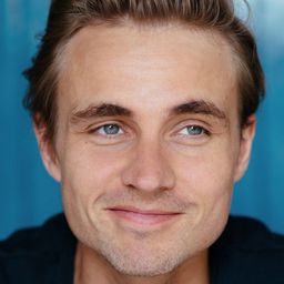 Constantin von Jascheroff 飾演 Meerkat #1