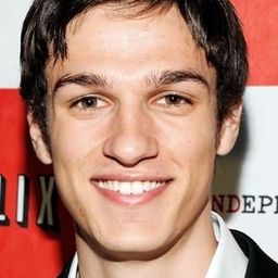 Christian Alexander 飾演 Mitch Randall