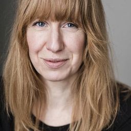 Nia Gwynne 飾演 Goneril